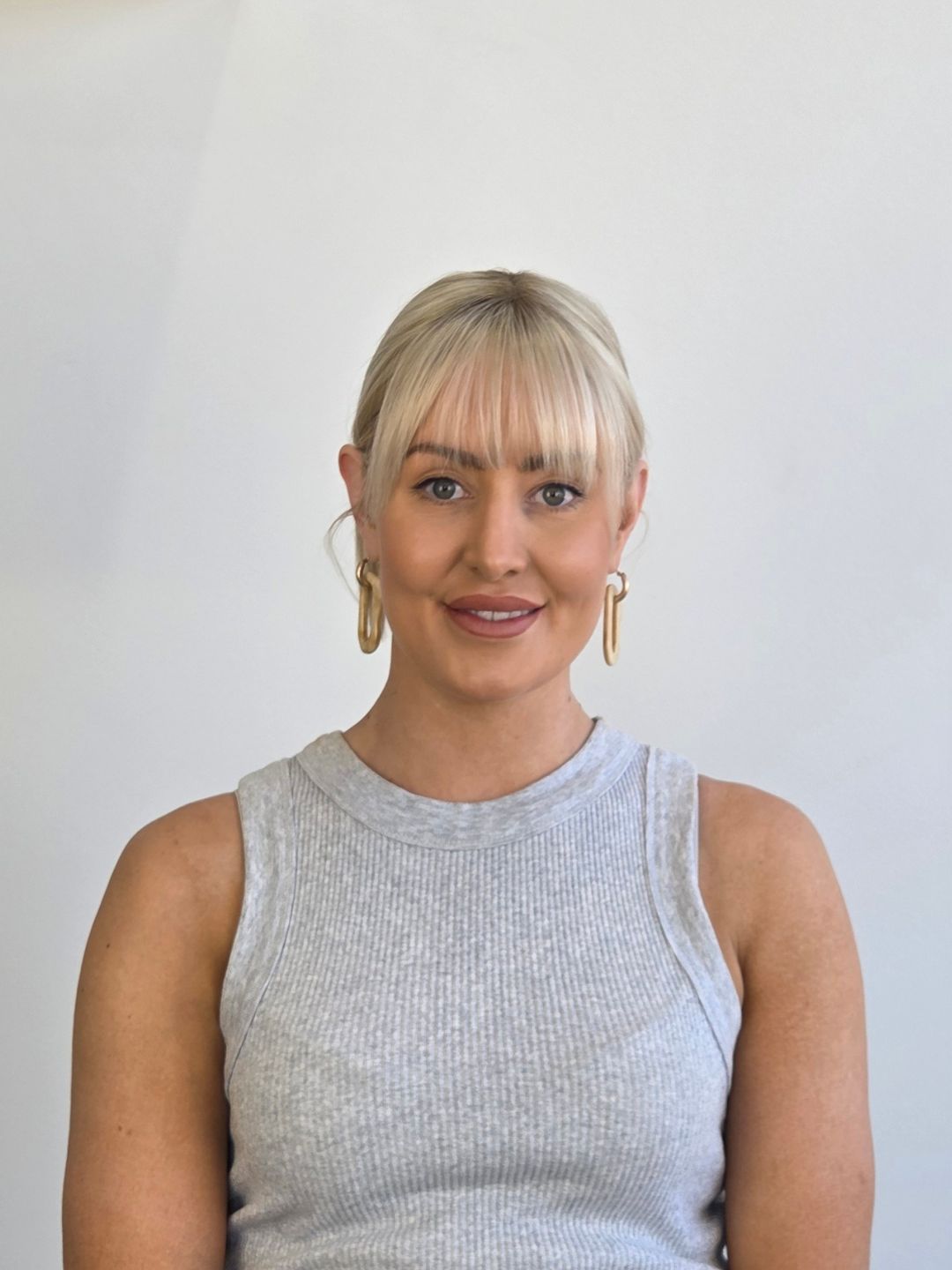 18" Platinum Blonde Mono Topper with Fringe